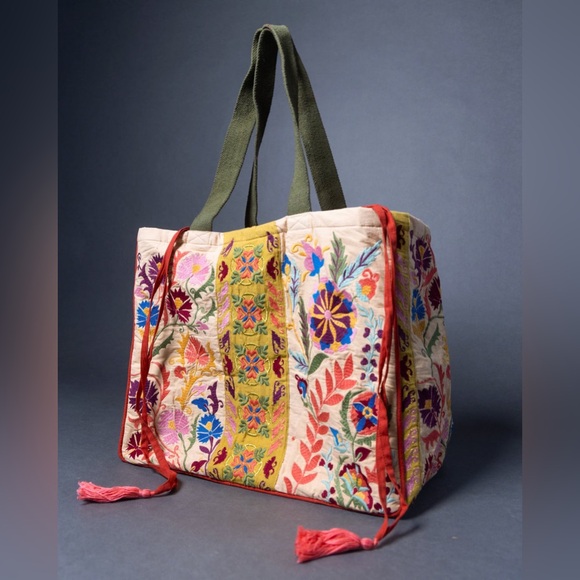 Yaya & Co Abbey Floral Embroidered Carry-All Tote Bag New - Picture 2 of 6